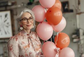 ai gerado alegre Senior mulher dentro elegante vestuário com balões às nerds festa foto