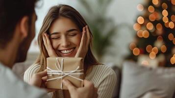 ai gerado uma bonito homem dá uma cumprimento cartão para dele Amado mulher dentro a vivo quarto do a casa foto