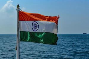 ai gerado indiano bandeira acenando de a mar foto