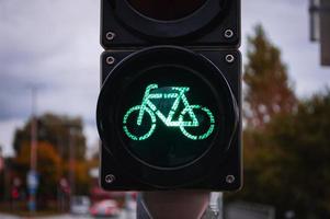 conceito urbano de semáforo de bicicleta e direções de tráfego rodoviário foto