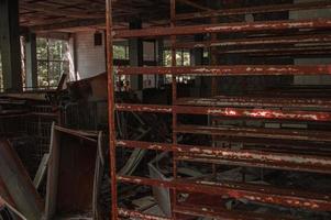 uma loja abandonada radioativa coberta de árvores na cidade de Pripyat foto