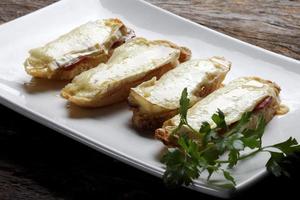 bruschetta é um antepasto italiano feito de pão, que é grelhado com azeite de oliva. foto