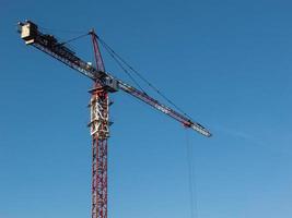 guindaste de construção moderno contra o fundo do céu nublado. foto