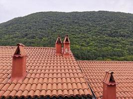 telhado de casa com chaminés foto