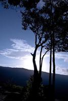 bela paisagem de montanhas e céu azul com nuvens foto