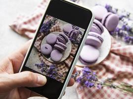 foto de macaroon de sobremesas francesas com lavanda tirada em um smartphone