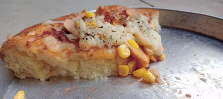 milho pizza com queijo e linguiça foto