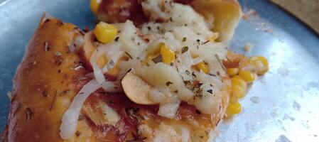 milho pizza fatia com queijo e linguiça foto