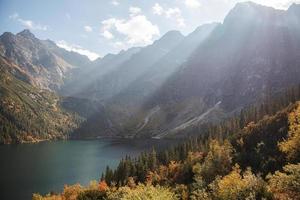 lago morskie oko nas montanhas tatra na polônia. foto