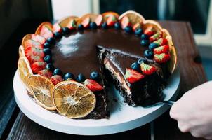 bolo de chocolate com foco seletivo com frutas vermelhas