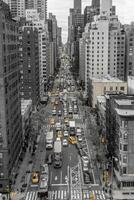icônico Visão do 1º Avenida, Novo Iorque cidade dentro Preto e branco com amarelo táxis tiro a partir de a Roosevelt cabo carrinho foto