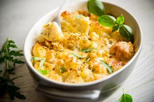 cozido couve-flor com legumes e queijo e mexidos ovos foto