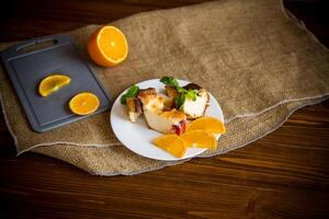 doce coalhada caçarola com frutas dentro uma prato foto