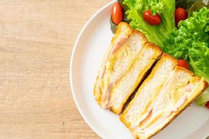 sanduíche caseiro de queijo fiambre com salada foto