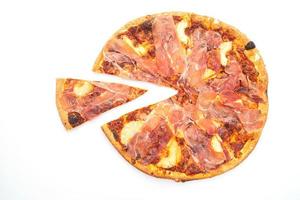 pizza com presunto ou pizza de presunto de parma em fundo branco foto