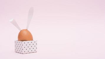 ovo de páscoa com caixa de orelhas de coelho foto