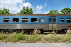 lado Visão vintage bogie trem em trilho foto