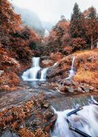 prata cascata ou isso bac em névoa dentro outono foto