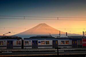 vulcão montar Fuji com pôr do sol céu em estrada de ferro estação às kawaguchiko estação foto