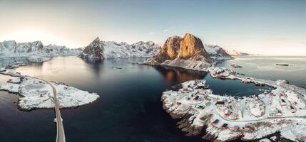 panorama aéreo Visão do arquipélago do ártico oceano com pescaria Vila dentro inverno foto