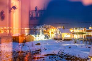 refletindo luminária através janela do casa luz brilhando dentro ártico litoral em inverno foto