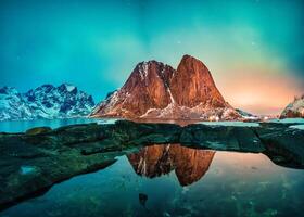 aurora boreal ou norte luzes sobre hamnoy pescaria Vila dentro a noite em inverno às lofoten ilhas foto