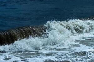 pesado ondas dentro a tempestade temporada. foto