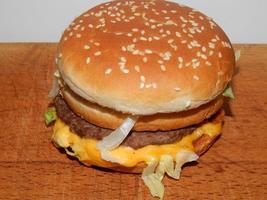hambúrguer com carne, queijo e batatas foto