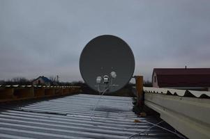 produção de um suporte para montagem de uma antena parabólica no telhado de um edifício