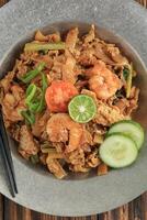 kwetiau Goreng frutos do mar com camarão, chinês indonésio mexer frito plano arroz macarrão foto