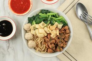 mie ayam bakso, indonésio rua Comida estilo macarrão foto