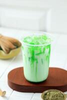 orgânico caseiro saudável matcha café com leite fez do verde chá folhas terra pó misturado com leite ou água foto