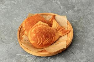 japonês taiyaki, peixe em forma bolo com doce vermelho feijão colar foto