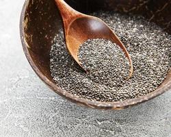 sementes de chia em uma mesa foto