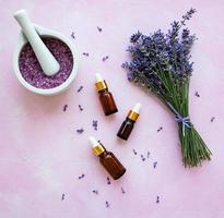 composição plana com flores de lavanda e cosméticos naturais foto