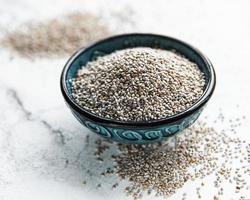 sementes de chia em uma mesa foto