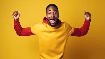 ai gerado feliz africano homem dentro amarelo moletom com capuz em amarelo fundo foto