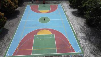 a aéreo Visão revela uma basquetebol quadra às a elementar escola dentro oeste Jacarta. foto