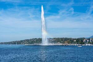 a jato d'eau ponto de referência ampla fonte com arco Iris dentro Genebra, Suíça foto