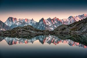 laca blanc com mont blanc montanha alcance refletir em a lago dentro francês Alpes às a pôr do sol. chamonix, França foto