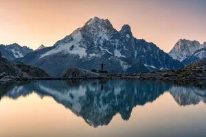 francês Alpes panorama do laca blanc com mont blanc maciço com masculino viajante refletido em a lago às chamonix, França foto