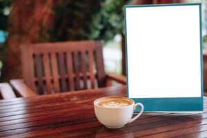branco café café com leite copo com em branco tabuleta em de madeira escrivaninha foto
