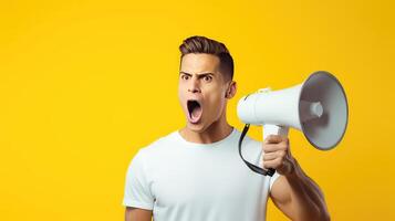 ai gerado retrato do jovem homem gritando através megafone em amarelo fundo foto