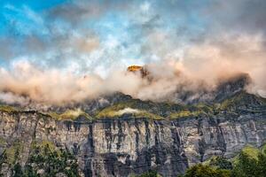 giffre vale do montanha alcance com cascata e nebuloso dentro a tarde às sexto fer uma cavaleiro, francês Alpes, França foto