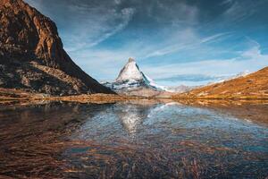 Eiffelsee lago e matterhorn montanha reflexão às Suíça foto