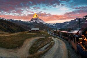 Visão do nascer do sol em matterhorn montanha durante a trem passeio acima para gornergrat às zermatt, Suíça foto