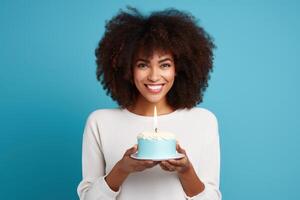 ai gerado mulher com afro cachos segurando bolo com velas em azul fundo foto