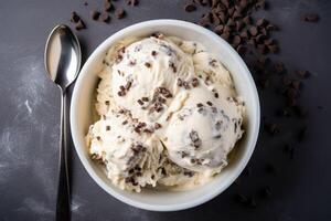 ai gerado plano deitar do italiano Stracciatella gelo creme colher com Sombrio chocolate foto