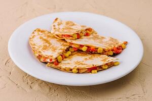 mexicano Quesadilla com legumes em prato foto