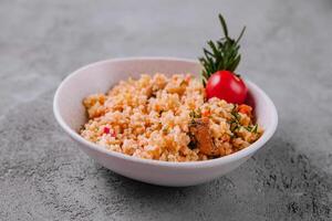 bulgur com carne e legumes foto